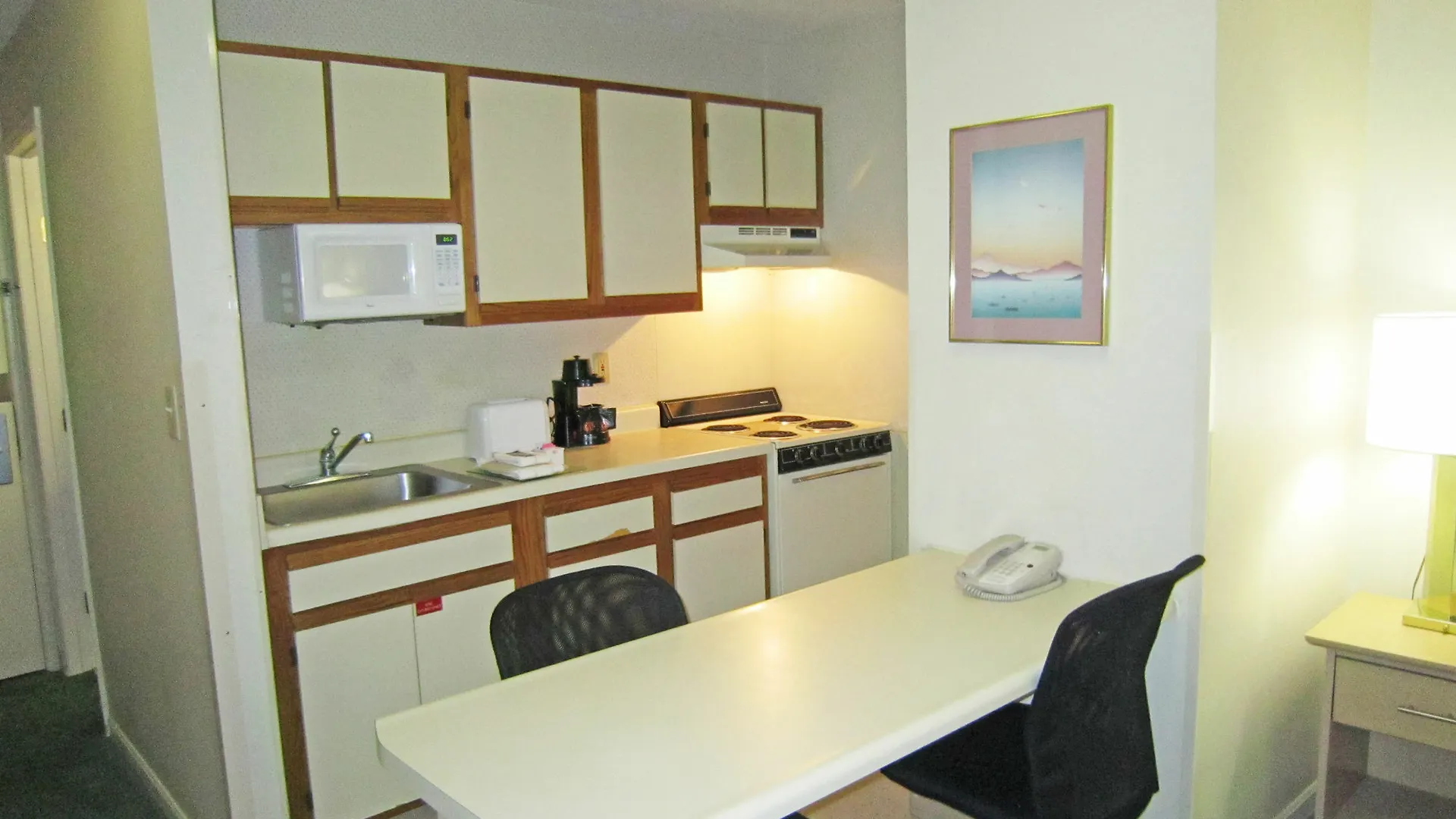 Suburban Studios Columbus East מלון